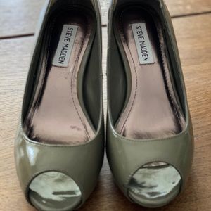 Steve Madden taupe patent platform size 7.5